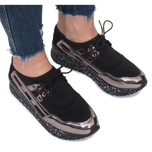 Svarta sportskor på Calixte -plattformen 1