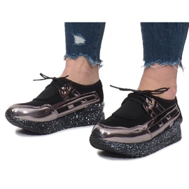 Svarta sportskor på Calixte -plattformen 2