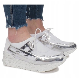 Vita sportskor på Calixte -plattformen 1