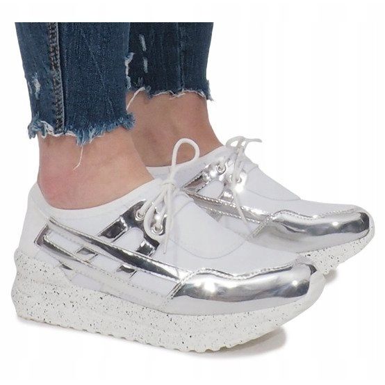 Vita sportskor på Calixte -plattformen 1