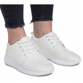 Renée vita sportskor 1