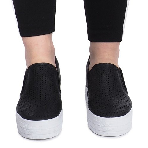 Svarta openwork -sneakers på en Rockvale -kil 1