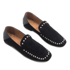 Svarta slip-on skor med B-105 dubbar 1