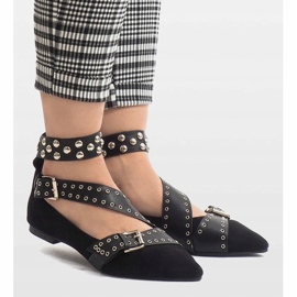 Svarta slip-on skor med B12-8 dubbar 2