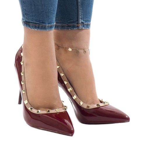 Rödlackerade klackar med X-68 dubbar 1