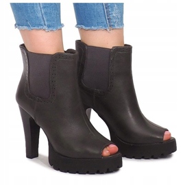 Öppna stövlar på en stolpe B2901-PB Grå 1