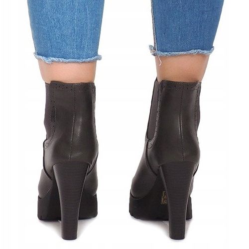 Öppna stövlar på en stolpe B2901-PB Grå 2