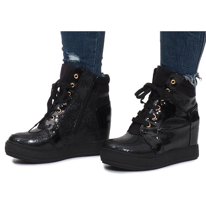 Svartlackade sneakers på Snake kilen 2