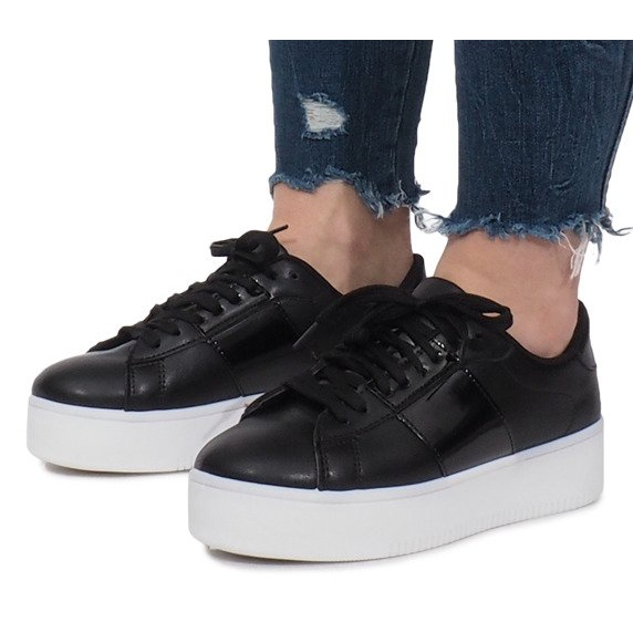 Svarta sneakers på Livet De Lux -plattformen 1