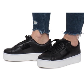 Svarta sneakers på Livet De Lux -plattformen 2