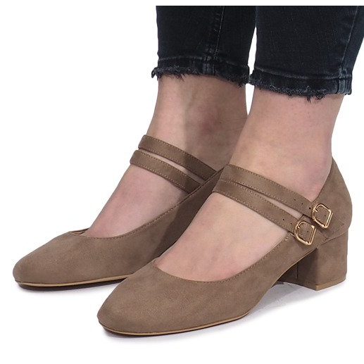 Beige pumps på Tamarastolpen 1