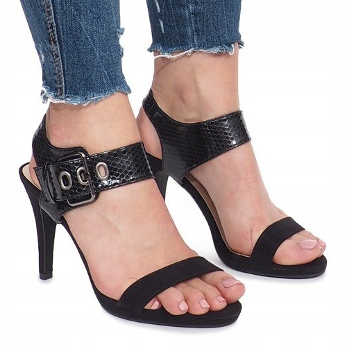 Svarta sandaler på en Colier -stolpe 2