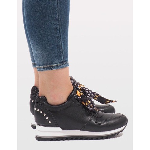 Svarta sportskor på kilen G-124 2