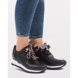 Svarta sportskor på kilen G-124 1