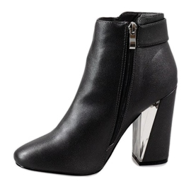 Grå stövlar på stolpen MJ1515 1