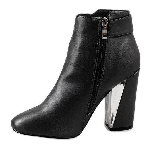 Grå stövlar på stolpen MJ1515 1