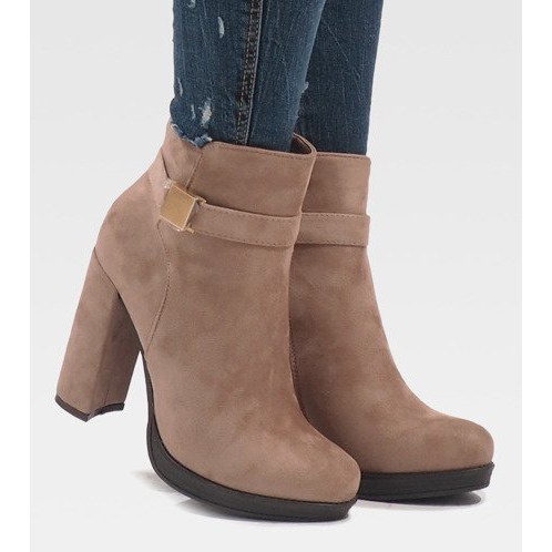 Rosa stövlar på stolpen J-8682 1