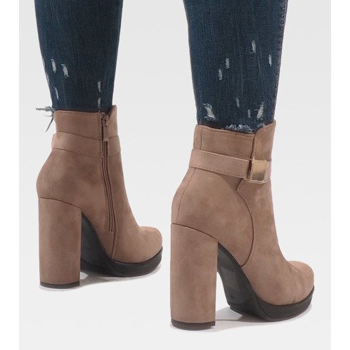 Rosa stövlar på stolpen J-8682 2