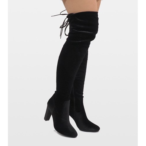 Svarta velourstövlar på E-4902-pelaren 2