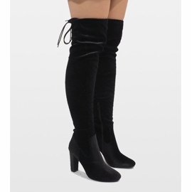 Svarta velourstövlar på E-4902-pelaren 1