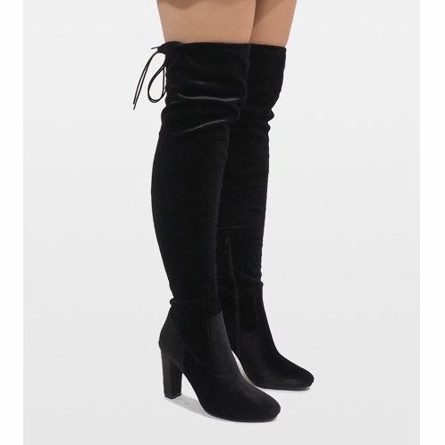 Svarta velourstövlar på E-4902-pelaren 1