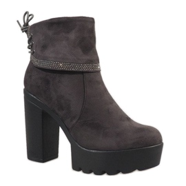 Isolerade grå stövlar på stolpen S80 1