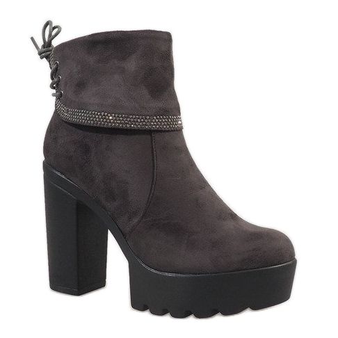 Isolerade grå stövlar på stolpen S80 1