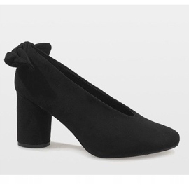 Svarta mockapumpar på LL-93P Schwarz-stolpen 2