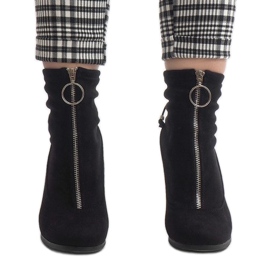 Svarta stövletter i mocka på stolpen C-7179 2