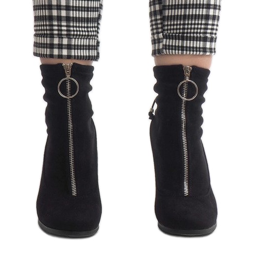 Svarta stövletter i mocka på stolpen C-7179 2