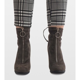 Gröna stövletter i mocka på stolpen C-7179 1