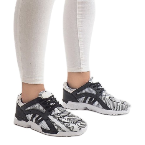 523 vita tränare svart 1