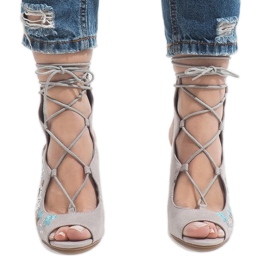 Grå öppna stövlar på stolpen 1610-223 2