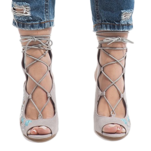 Grå öppna stövlar på stolpen 1610-223 2