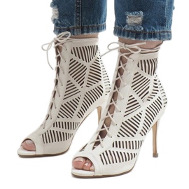 Vita stövlar på en nål 1610-225 1