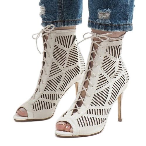 Vita stövlar på en nål 1610-225 1