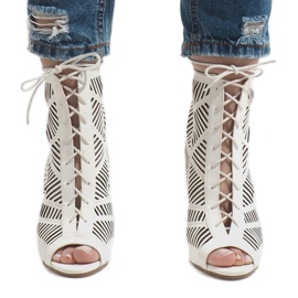 Vita stövlar på en nål 1610-225 2