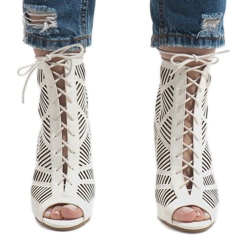 Vita stövlar på en nål 1610-225 2