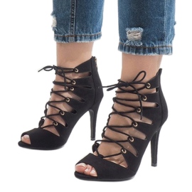 Svarta öppna stövlar på en högklack 9095-83A 1