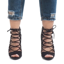 Svarta öppna stövlar på en högklack 9095-83A 2