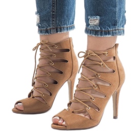 Kamelöppna stövlar på en högklackad 9095-83A brun 1