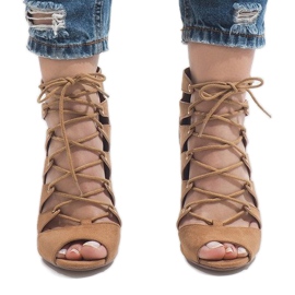 Kamelöppna stövlar på en högklackad 9095-83A brun 2