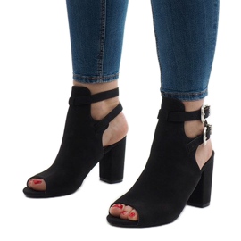 Svarta stövlar på stolpen 173-853 1