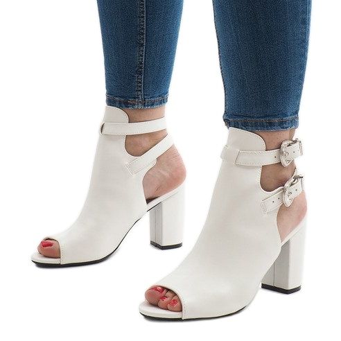 Vita stövlar på stolpen 173-853 1