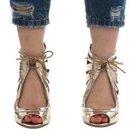 Guldfärgade lackerade stövlar C-003 gyllene 1