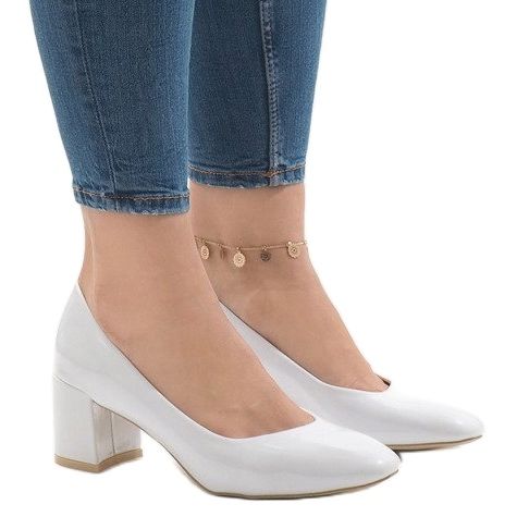 Vitlackerade pumpar på 7501-1 stolpen 1