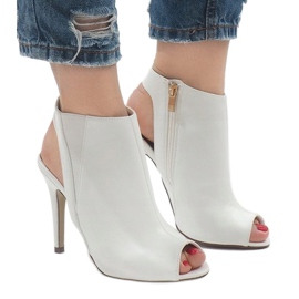 Vita öppna stövlar på en högklack 9095-98 1