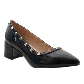 Svarta lackpumpar på X-70-pelaren 1