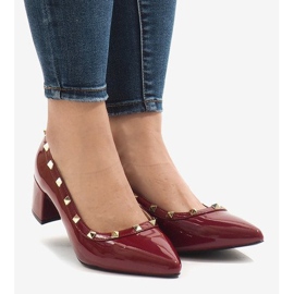 Burgundlackerade pumpar på X-70-pelaren röd mångfärgad 2