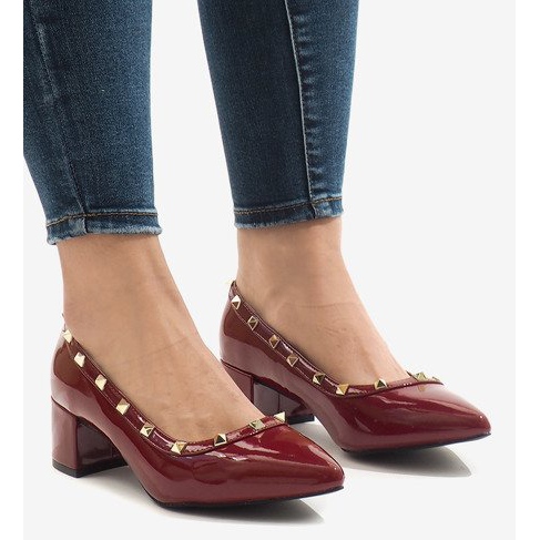 Burgundlackerade pumpar på X-70-pelaren röd mångfärgad 1